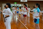 高校の教育旅行をプロデュース。沖縄の高校にて空手の授業を行っている様子です。