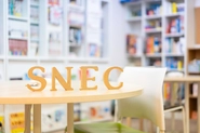 SNECとは、スペシャルニーズエデュケーションセンターの略称です。発達障害をもった生徒の為の特別支援教育コースです。
