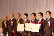 日本ベンチャー大賞において審査委員会特別賞を受賞。弊社社長・吉田（中央）／安倍首相（右端）