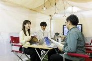 オフィス中央にある「テントブース」は、カジュアルな会議や昼ごはんを食べるスペースです。