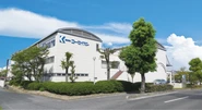 本社工場（岡山県倉敷市）　製造チームと総務チーム約30名が働いています。他の拠点として、岡山オフィス（岡山市北区丸の内　岡山城の近く）に営業チームと制作チーム約５０名が勤務しています。