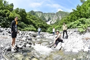 みなかみ町の谷川岳一ノ倉沢 (利根川源流) で集合写真。夏だけど涼しい！