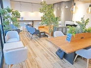 現在は札幌市西区にある小さなレンタルオフィスに事務所を構えています。1Fにはコワーキングスペースや会議室があり、意外と居心地の良い雰囲気です。今後は事業と会社規模の成長に合わせて、オフィスの拡大も検討しています。