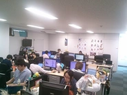 東京スタジオの社内風景です。みんな自分の世界に入ってますね～。イベント時には着ぐるみ被って仕事している人もいるみたいです。