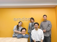 こちら東京オフィスのメンバー。異業種から入社し、エンジニアとしてスキルアップした社員も。多彩な個性が集まり、クリエイティブワークを楽しんでいます。