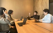 【東京本社オフィス】オンラインと出社のハイブリットでミーティングは行っています！