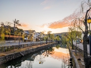 江戸時代の町並みが今も残る、倉敷の美観地区。岡山県で最大の観光地でお店を構えられていることは私たちの大きな強みです