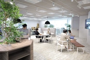 新しく綺麗なオフィスには、社員同士のコミュニケーションが取りやすいコラボレーションスペースを設けています。