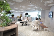 東京銀座「歌舞伎座タワー」に2022年に新設された東京本社。社員同士のコミュニケーションが取りやすいコラボレーションスペースを設けるなど、綺麗で快適なオフィスです。