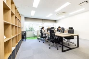 オフィスは藤沢駅徒歩5分。デスクはフリーアドレス。他、ミーティングルームやリフレッシュスペース有。