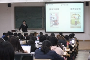 北京大学において楊社長による講演会の様子。
