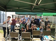 社内イベントのBBQの時の集合写真。当日はご家族もいらっしゃいました！