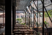 ベトナムHaiBaTrung店は、安藤忠雄氏のもとで働いた後、ベトナムに渡り、ヴォー・チョン・ギア氏、讃岐大輔氏との共同設計を数多く手がける建築家西澤俊理さんによる設計。光と風 内と外の垣根を超える設計。プロジェクト名「Restaurant Of Shade」