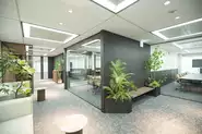 2024年6月に心斎橋から梅田に移転をいたしました。緑もあり、開放感のあるオフィスとなっております。