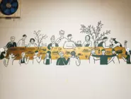 GOOD NEWSの原点であるChusの壁には、「大きな食卓」を舞台に人々がつながるイラストが描かれる