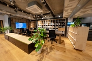 東京本社。木目調でところどころに緑のある、おしゃれなオフィスです。
