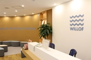 新宿本社のエントランス。波をイメージしたウィルオブ・ワークのロゴがポイントです。
