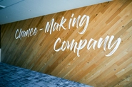 ウィルオブ・ワークが大事にしている「Chance-Making Company」を合言葉に、全社一丸となって社員一人ひとりの成長を後押ししています。