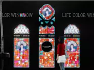 Shiseido「LIFE COLOR WINDOW」（2014）液晶フィルム技術を応用して開発した「動くステンドグラス」