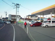 東日本大震災直後より、緊急車両を優先しながら車両の長蛇の列に対応し、命のガソリンを供給し続けました。