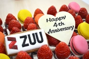 会社の記念日は、みんなでお祝い♪ZUU4周年記念のケーキです