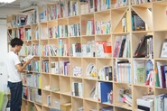 オフィスには翻訳をしている会社もいるので、翻訳された本を含め、技術書や雑誌など本棚にはたくさんの書籍が並んでいます。成長にかかわる情報がたくさんあります