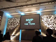 活躍した社員はMVPとして表彰しています。四半期に一度の全社キックオフで、表彰式を行っています。