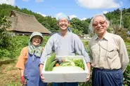 プロジェクトリーダー（中央）と地域の人々