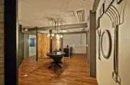 弊社4階には面談・会議スペースをオープンな空間と木目調を大事に居心地の良い空間を設えています。