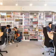 代表の芹田は大の漫画好き！社名の由来も漫画から。オフィスには1,000冊以上の漫画があります。