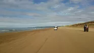近くには、日本で唯一の車で走れる砂浜も