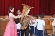 地域の学校に演奏会に行くなど、幅広い音楽活動ができます。