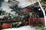 生花店「ex. flower shop & laboratory（イクス フラワーショップ アンドラボラトリー）」の上原店。