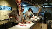 優れた肉職人から肉仕事を学ぶガラス張りのキッチン