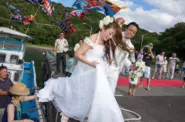 徳島サテライトオフィスのスタッフの結婚式。多くの地元の方々が、お祝いにかけつけてくださいました。