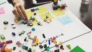 時にはレゴなども用いたアナログな手法でデザイン思考を実践