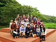 神奈川県にある「小網代の森」を探訪するイベントの集合写真