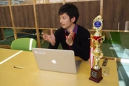 今回のインタビューは、アソビュー社員として、初の社長賞を取った宮崎さん！