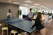 社内には卓球もあり、休み時間社員が白熱した試合を繰り広げていたりします。