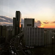 弊社からは素敵な夕焼けと、首都高の夜景が一望できます！ 頑張った1日のちょっとしたご褒美ですね。