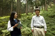 高校生が森や海・川と関わって生きる「名人」にインタビューをする「聞き書き甲子園」（撮影：奥田高文）