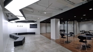 CIシンボルをキーワードにデザインされた会議室フロア。明るく開放的なオフィスです。
