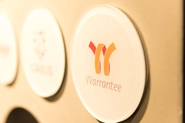 Warranteeのロゴです。 Warranteeが入っている「FINOLAB」のエントランスには、有望FinTechスタートアップやそのステークホルダーのロゴが掲げられています。