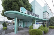 本店のある神奈川相模原本店の1階には山田朱織医師が院長を務める16号整形外科があります