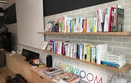休憩室にある本棚、書籍購入費を月2万円まで補助しています
