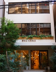京都烏丸にある本社は、1F／店舗　2F／スタジオ　3F／オフィス　の1棟建て