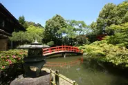 四方を山に囲まれた里山と三千坪の日本庭園