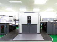 国内でも数台しかない最高水準の印刷機。これを相手にシステム開発を行っています。