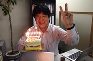 （懐かし写真1：約4年前）メンバーの誕生日を全員で祝うのは創業当初から！
