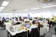 事業の主体は東京オフィスで、管理部門以外のほとんどが東京にあります。一つのフロアに様々な部署のメンバーがおります。